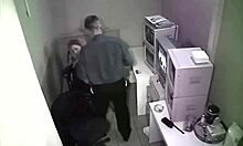间谍摄像头镜头:在办公室操他的女友