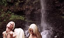 三个狂野的金发美女在瀑布下接吻