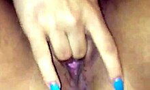 Crystina Rossi用手指刺激她的阴道,展示它有多湿