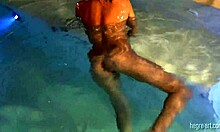 美丽的业余爱好者Gabriella在游泳池里展示她的阴部