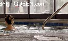 年轻的金发女孩在酒店按摩浴缸和游泳池里享受户外乐趣