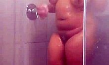 曲线美女在淋浴间自慰的自制视频