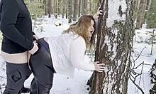 一个穿着黑色皮革紧身裤的丰满美女在树林里接受口交快感,然后献上她丰满的阴部,在雪地里热情地相遇。