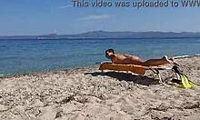 裸体海滩无人机捕捉业余爱好者完美的屁股和腿
